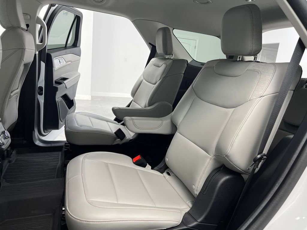 Used 2025 Ford Explorer Active w/ Active Comfort Package image 13
