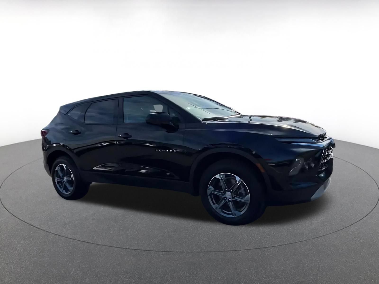 Used 2025 Chevrolet Blazer LT FWD image 2
