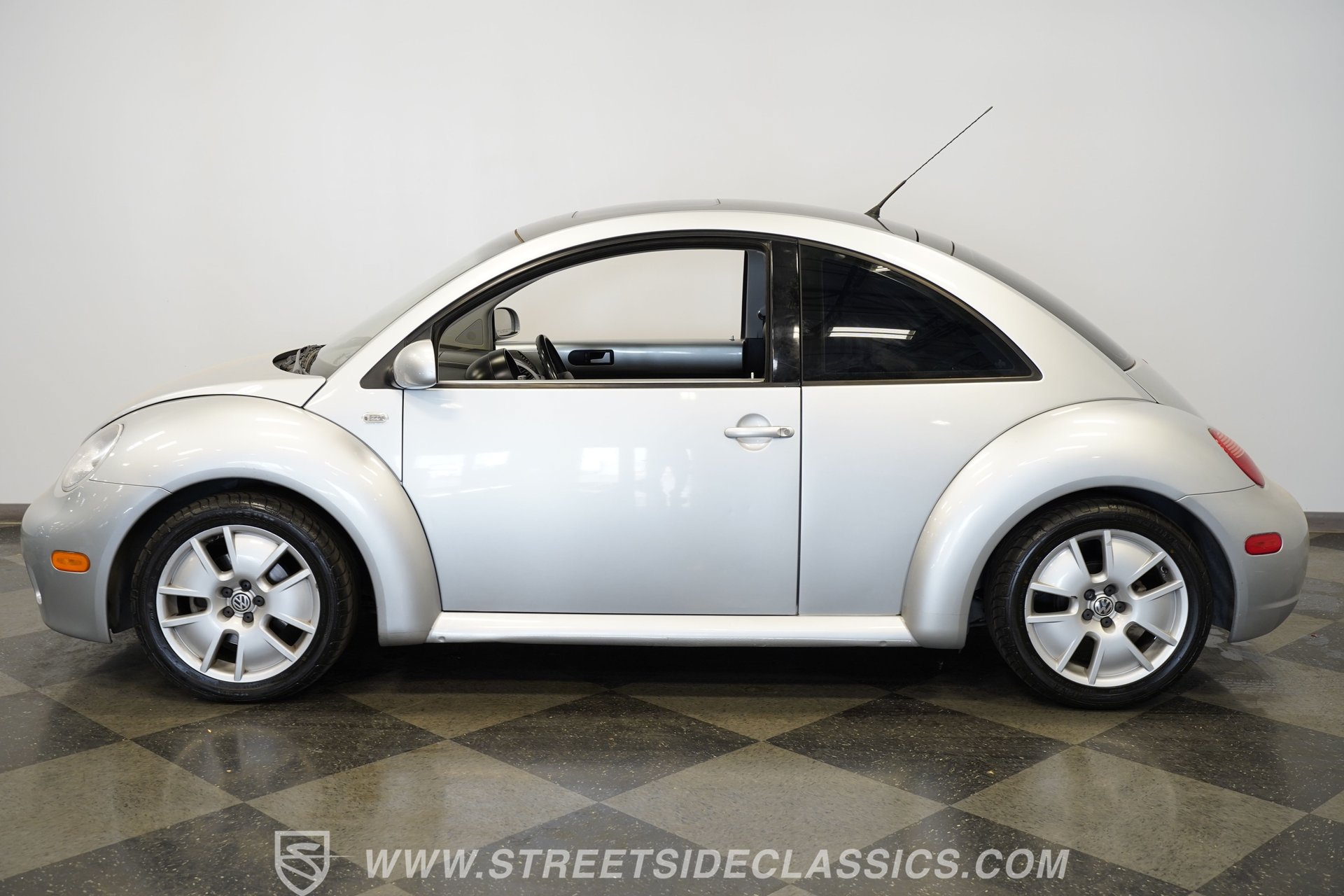 Used 2003 Volkswagen Beetle S FWD image 2