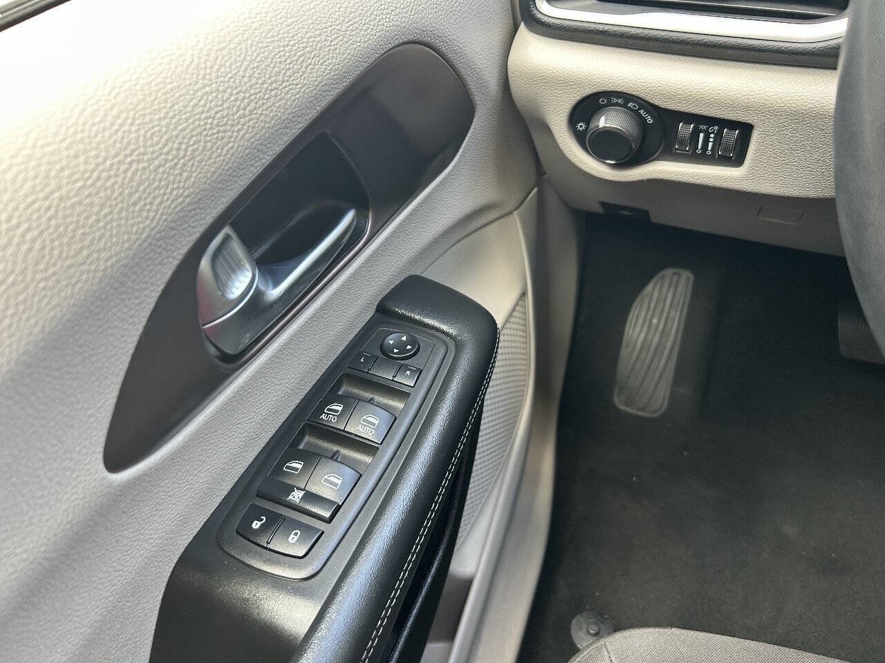 Used 2023 Chrysler Voyager LX FWD image 14