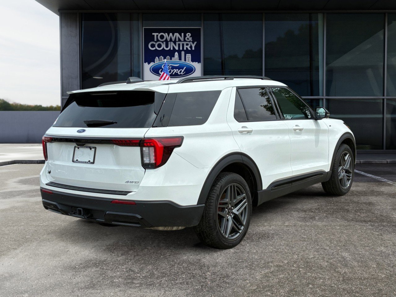 Used 2025 Ford Explorer ST-Line w/ ST-Line Street Pack AWD/4WD image 3