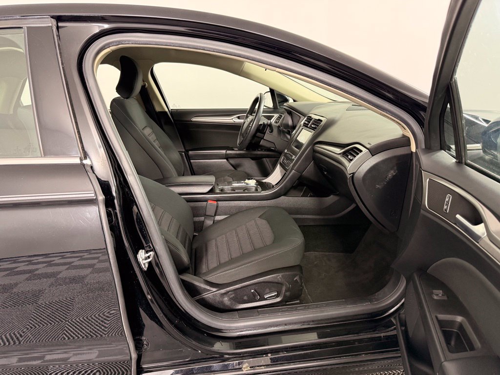 Used 2018 Ford Fusion SE w/ Fusion SE Technology Package FWD image 18
