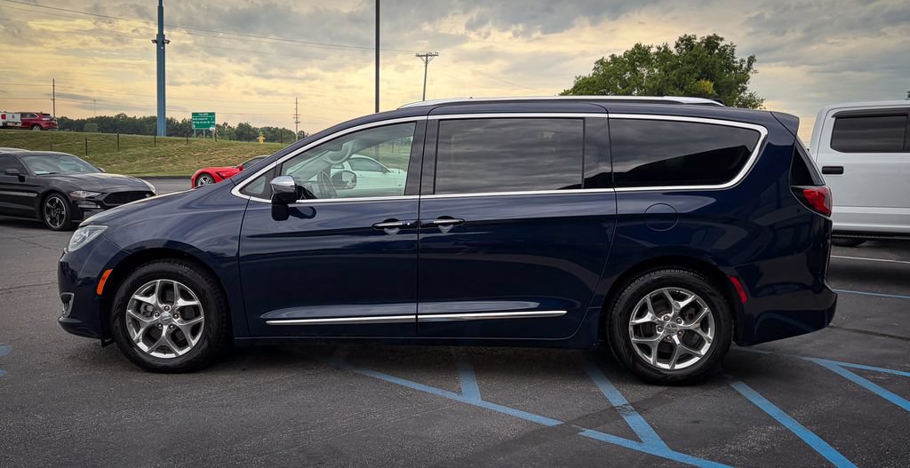Used 2019 Chrysler Pacifica Limited w/ Advanced Safetytec Group FWD image 16