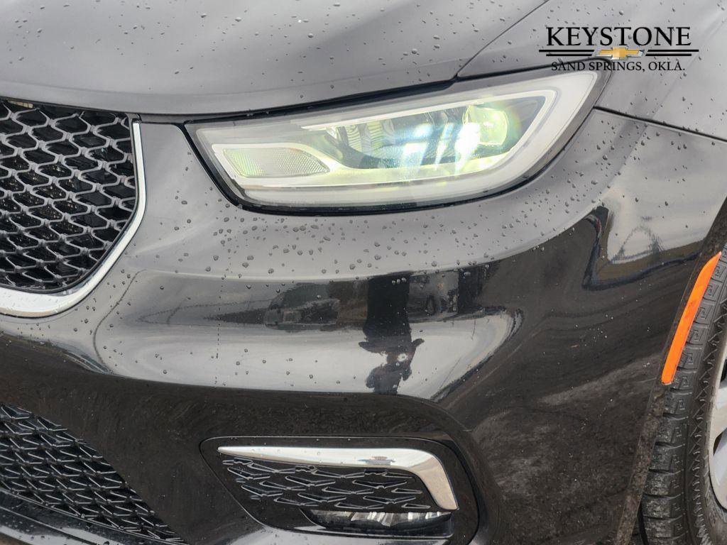 Used 2022 Chrysler Pacifica Touring-L image 10