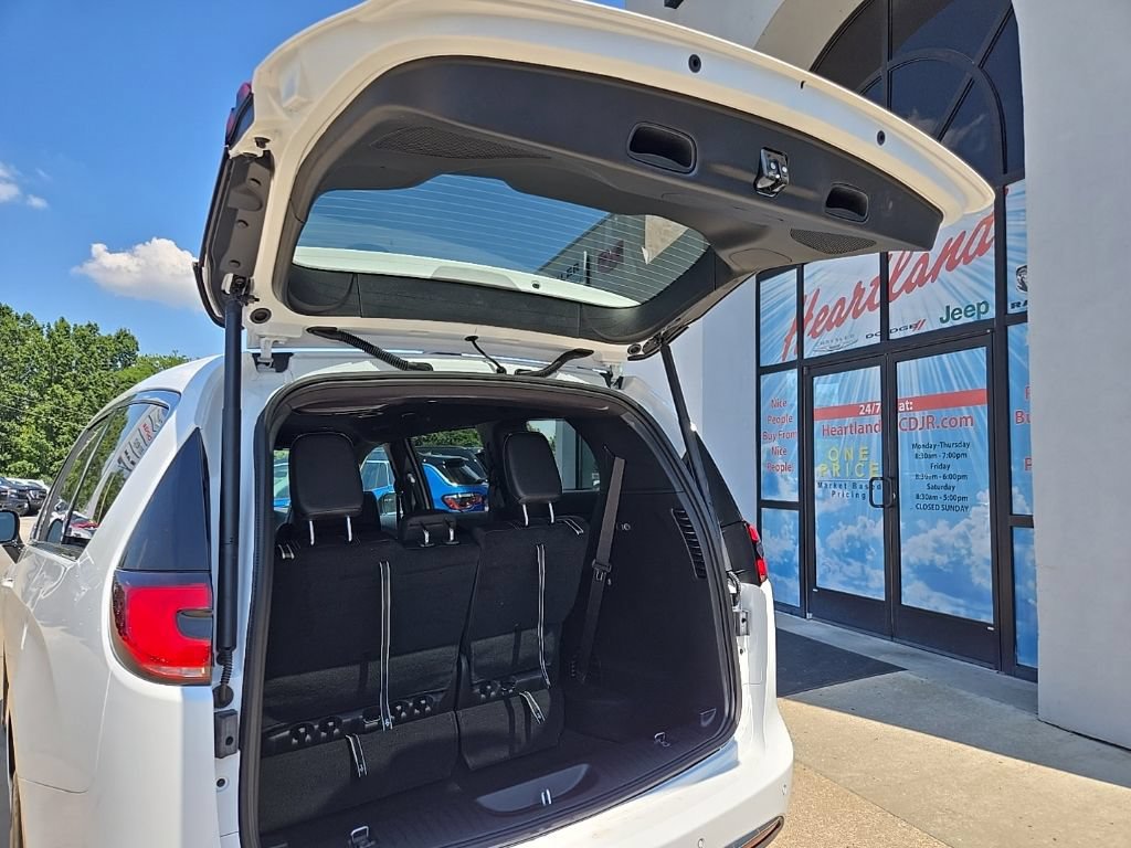 New 2027 Chrysler Pacifica Select w/ Family Tech Group AWD/4WD image 99