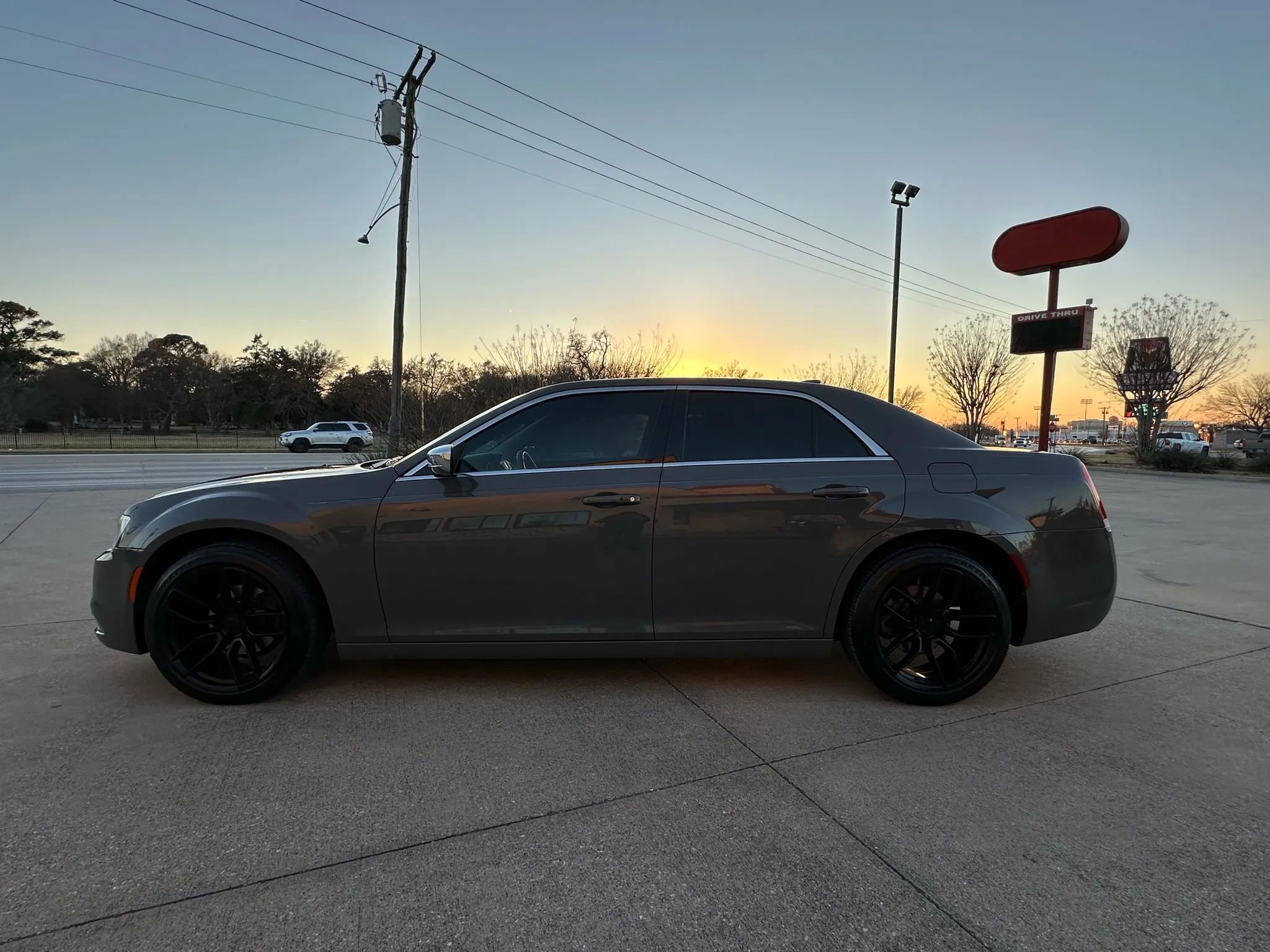 Used 2018 Chrysler 300 Touring w/ Chrome Appearance Package image 2