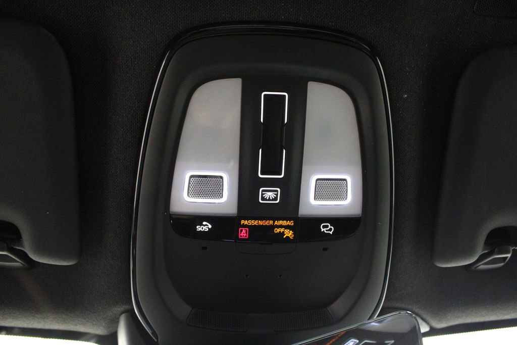 Used 2025 Volvo XC40 B5 Core AWD/4WD image 30