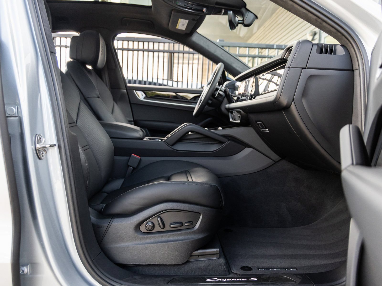 Certified 2025 Porsche Cayenne S AWD/4WD image 44