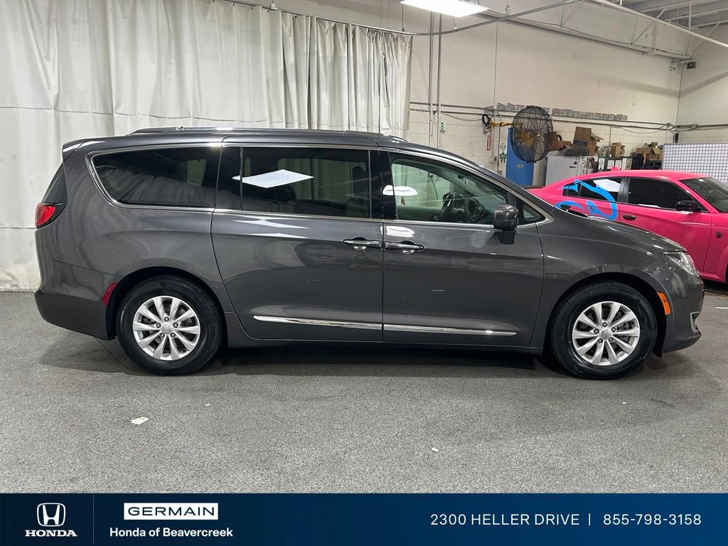 Used 2018 Chrysler Pacifica Touring-L FWD image 9