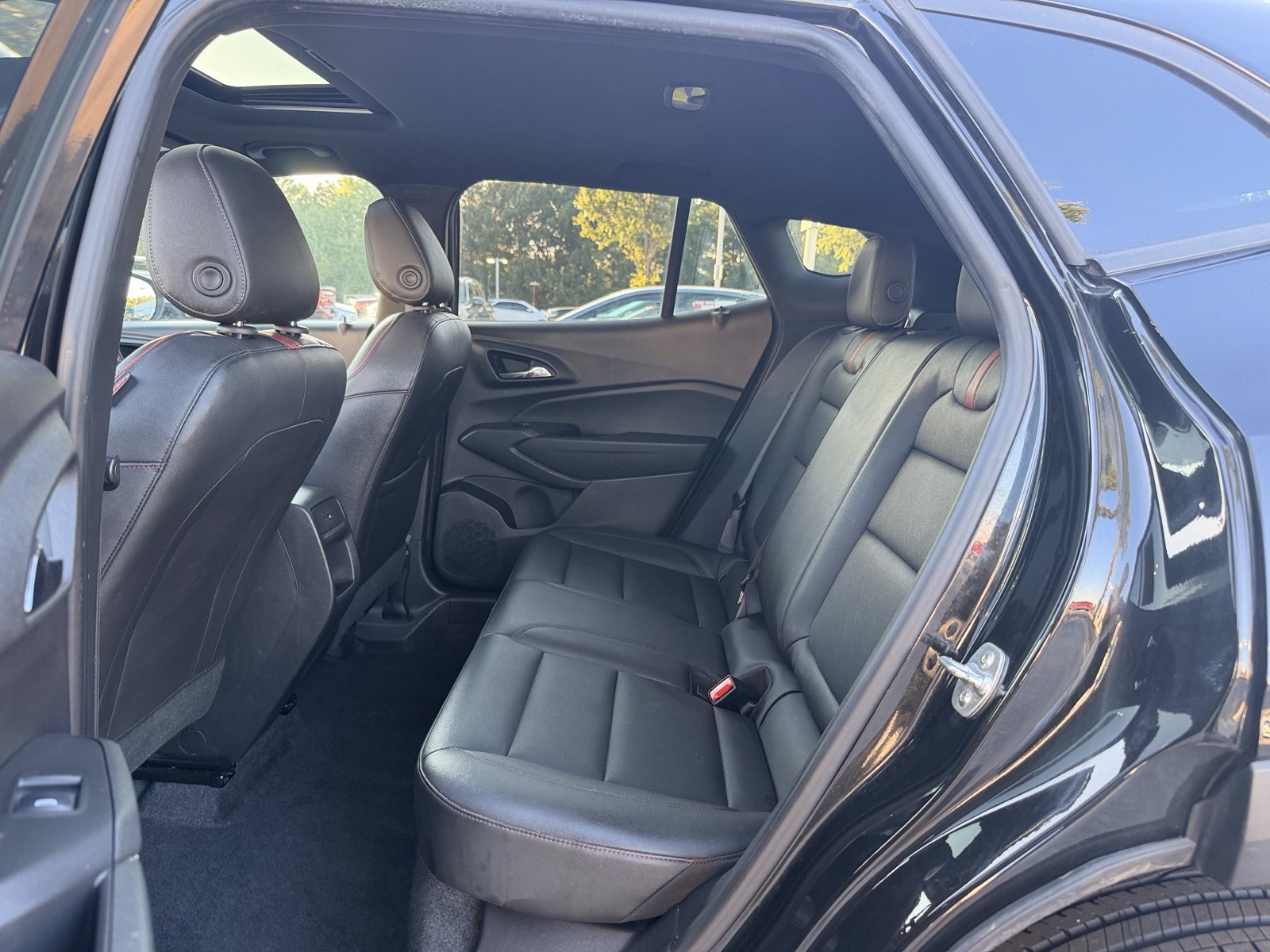 Used 2025 Chevrolet Trax RS w/ Sunroof Package FWD image 29