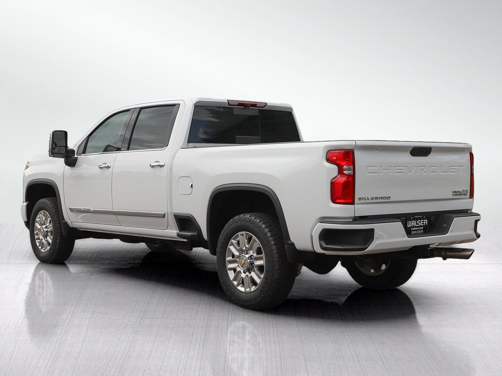 Used 2024 Chevrolet Silverado 3500 High Country w/ High Country Premium Package AWD/4WD image 3