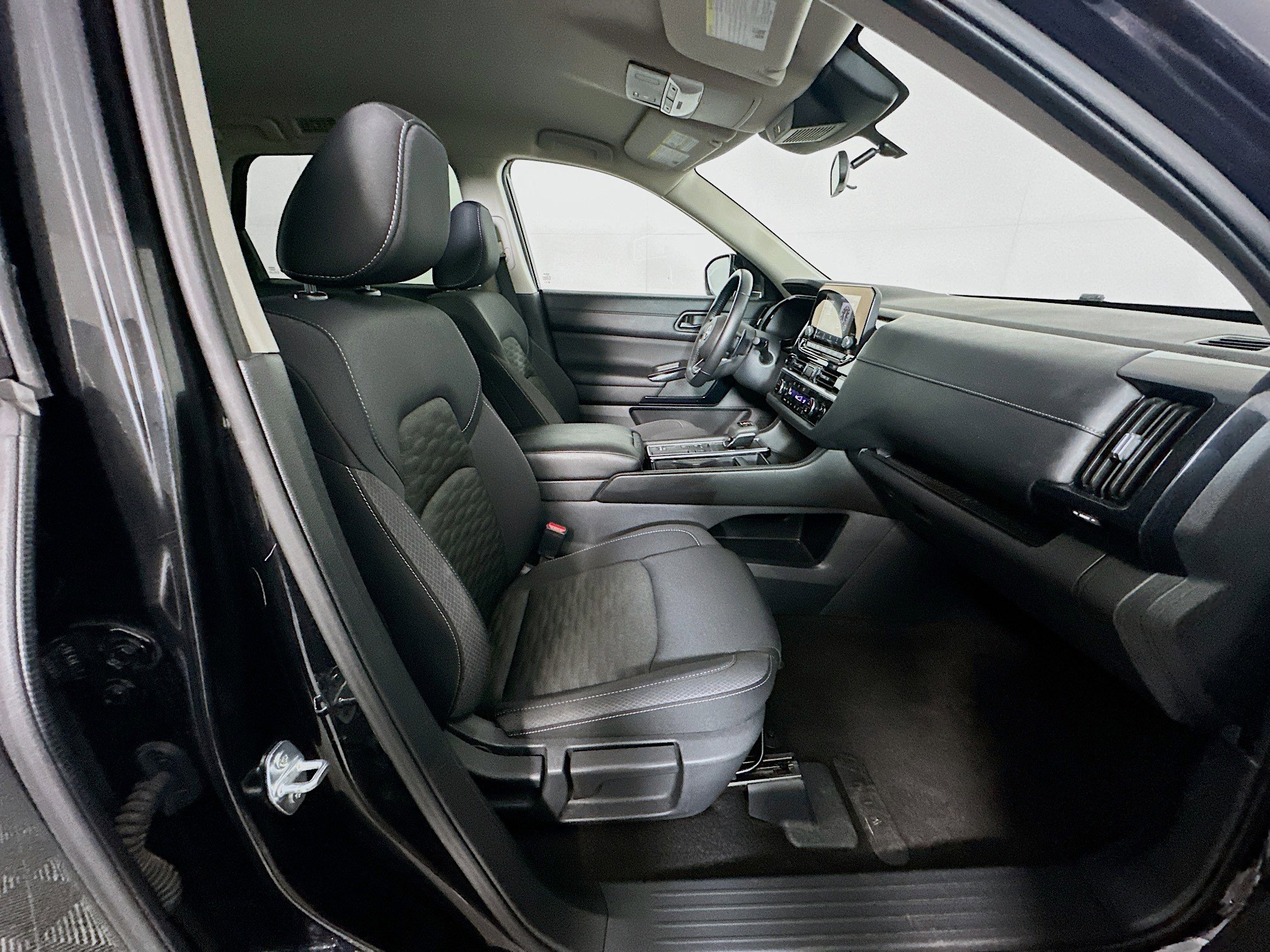 Used 2025 Nissan Pathfinder SV image 33