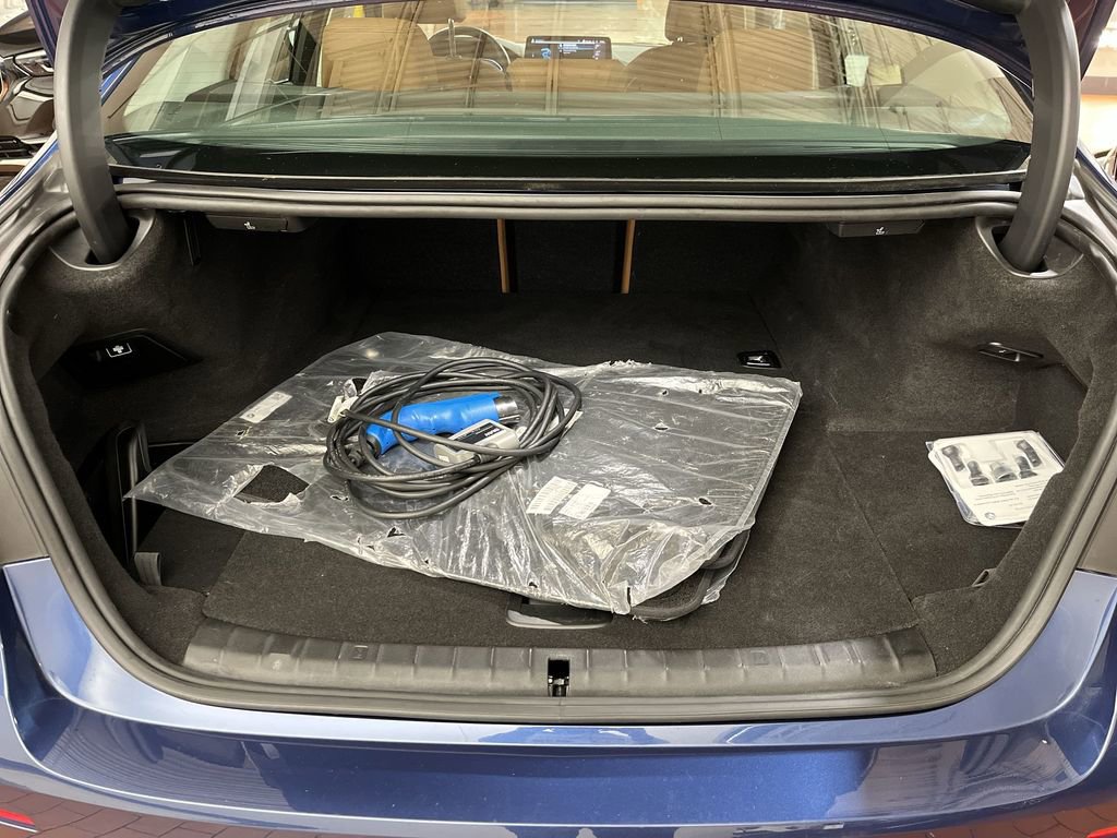 Certified 2022 BMW 530e xDrive w/ Premium Package image 25