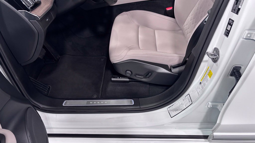 Certified 2026 Volvo XC90 B6 Plus AWD/4WD image 11