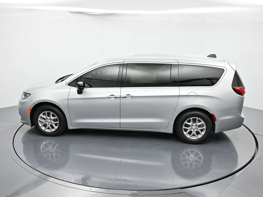 New 2026 Chrysler Pacifica Select FWD image 32