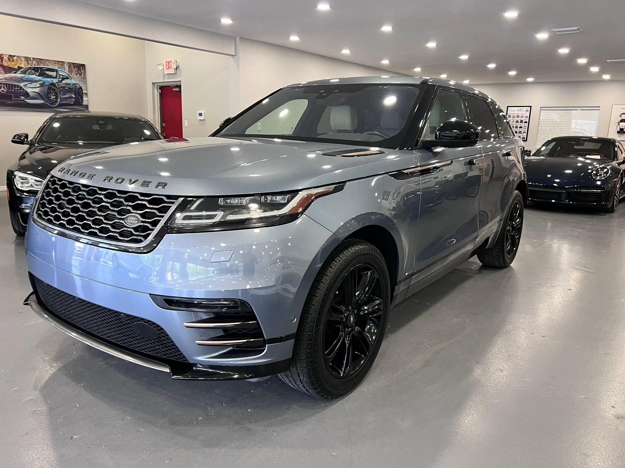 Used 2019 Land Rover Range Rover Velar R-Dynamic SE AWD/4WD image 3
