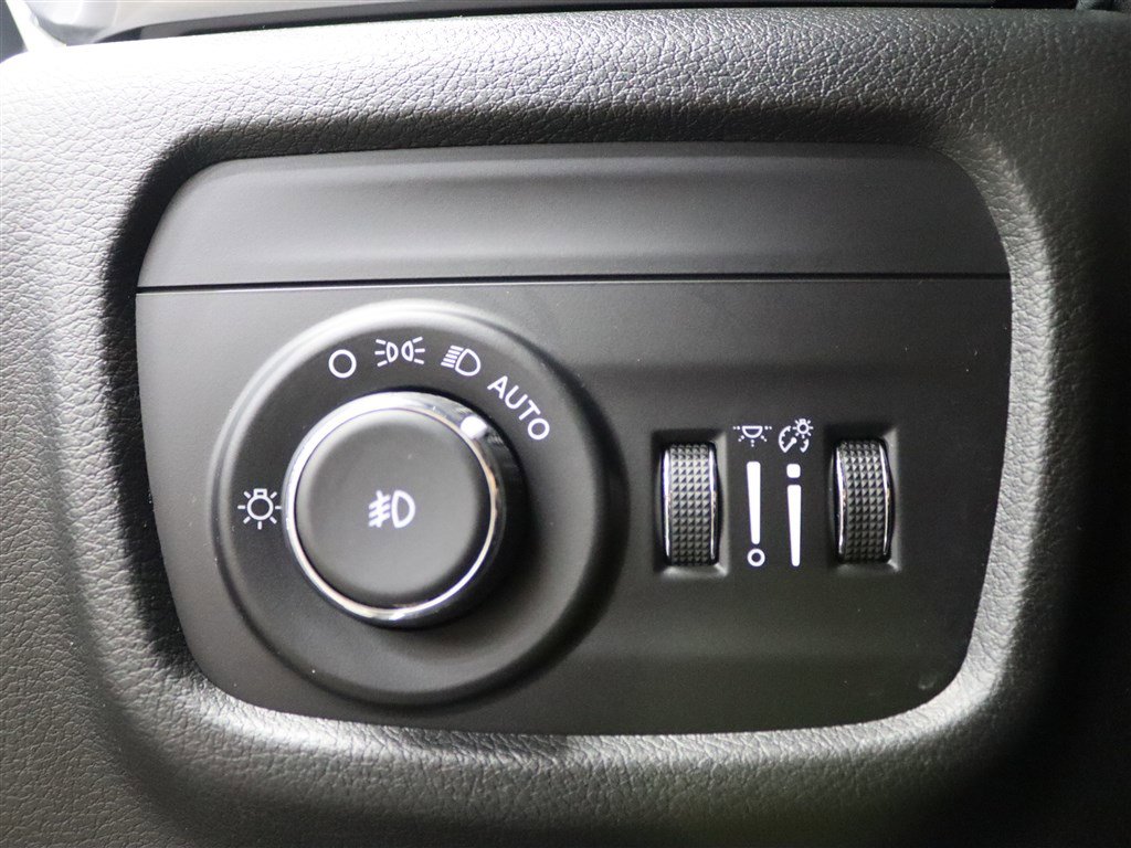 Used 2022 Jeep Grand Cherokee Overland w/ Luxury Tech Group IV AWD/4WD image 32