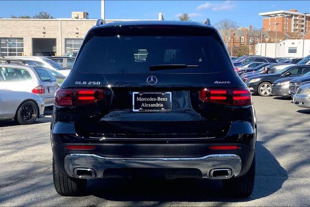Used 2025 Mercedes-Benz GLB 250 4MATIC image 3
