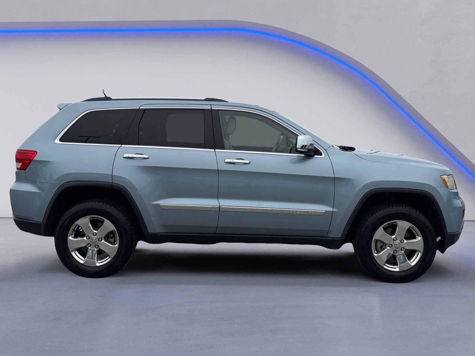 Used 2013 Jeep Grand Cherokee Overland w/ Advance Technology Group AWD/4WD image 7