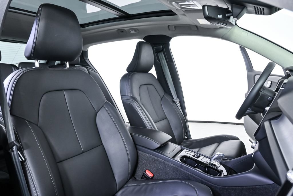 Certified 2025 Volvo XC40 B5 Plus image 24