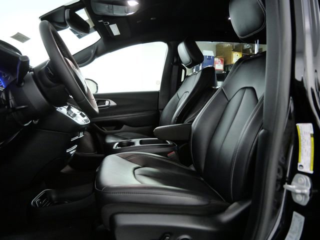 Used 2025 Chrysler Pacifica Select FWD image 17