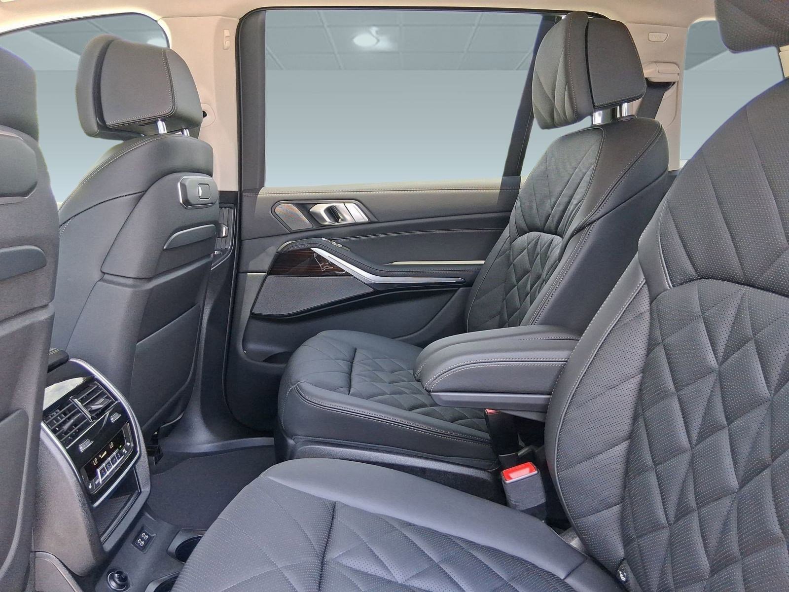 Used 2026 BMW X7 xDrive40i w/ Executive Package image 28