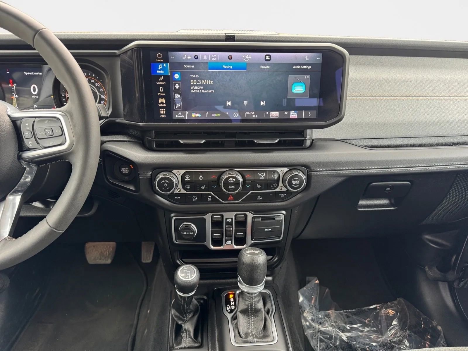 Used 2025 Jeep Wrangler Unlimited Sahara image 13