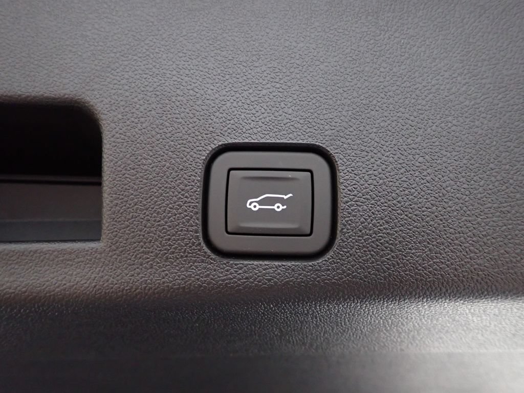 New 2027 Chevrolet Traverse Z71 w/ LPO, Floor Liner Package AWD/4WD image 18