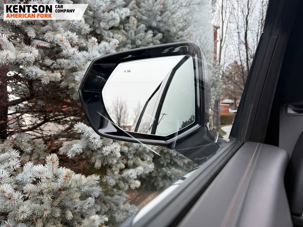 Used 2025 Chevrolet Suburban High Country image 24