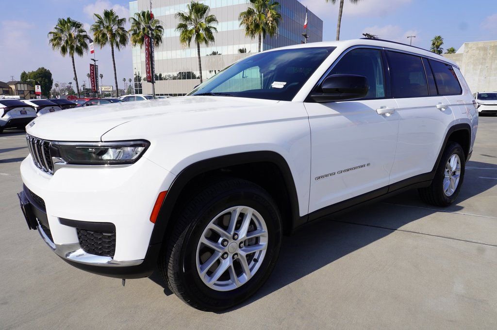 Used 2023 Jeep Grand Cherokee L Laredo image 4