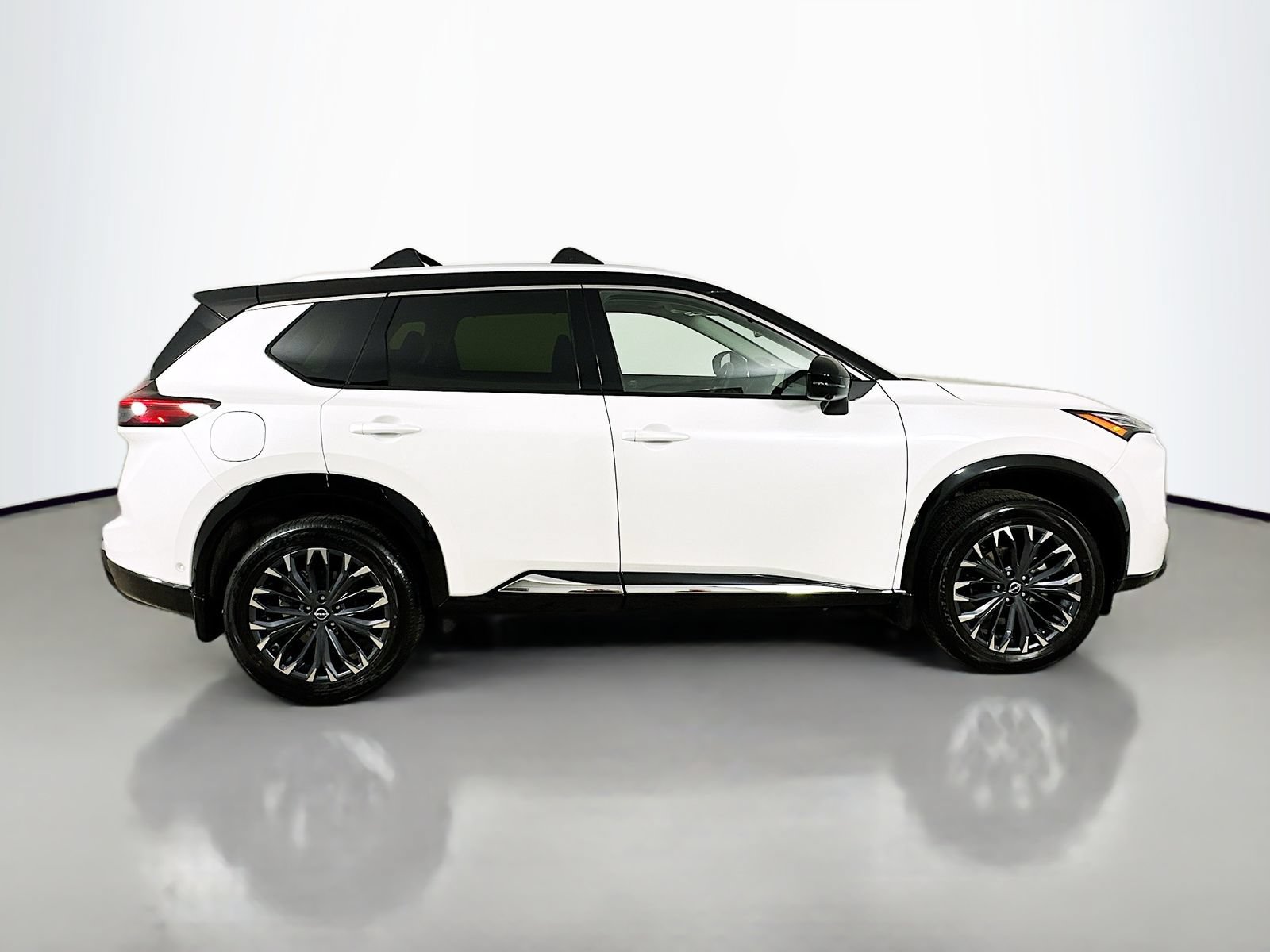 Used 2025 Nissan Rogue Platinum w/ Platinum Premium Package AWD/4WD image 4
