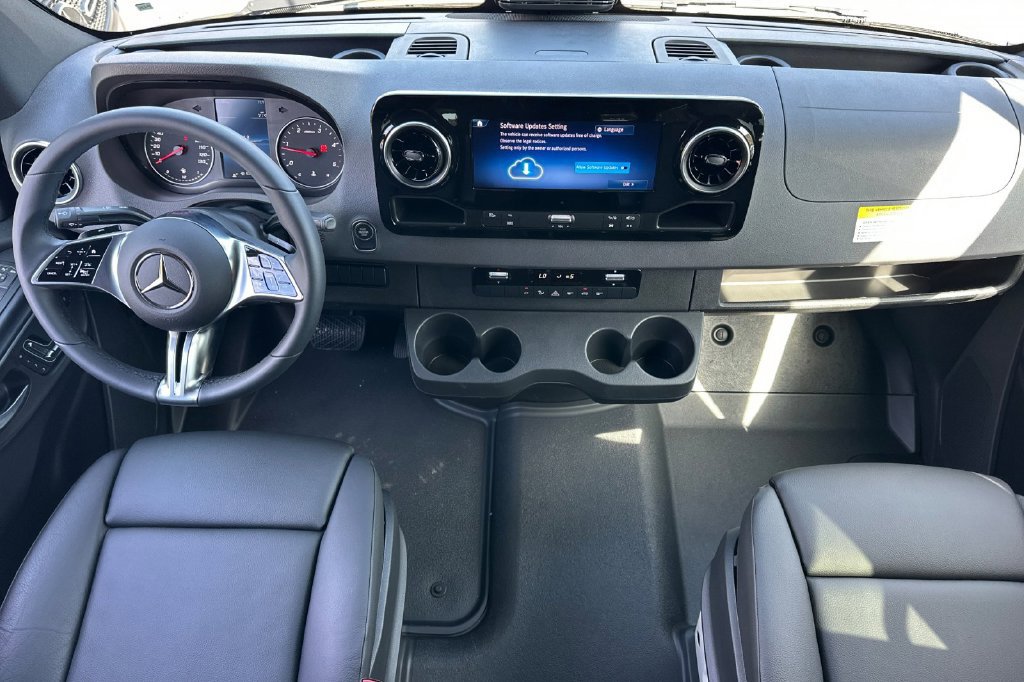 Used 2025 Mercedes-Benz Sprinter 2500 image 14