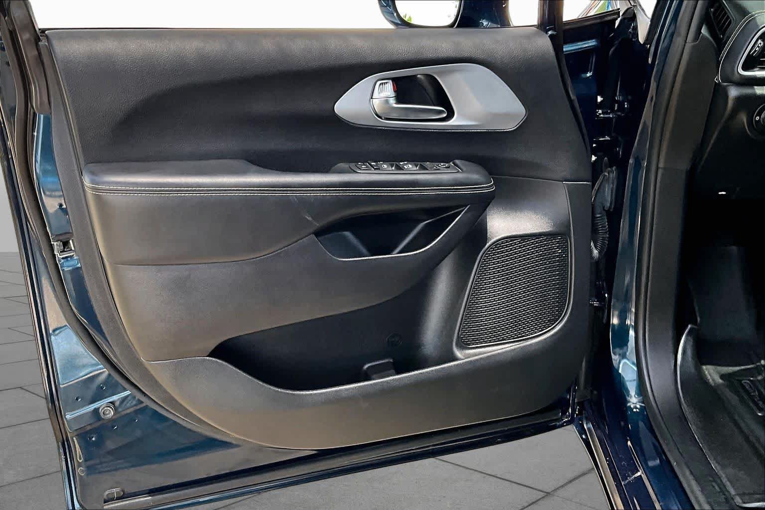 Used 2021 Chrysler Pacifica Touring w/ S Appearance Package FWD image 21
