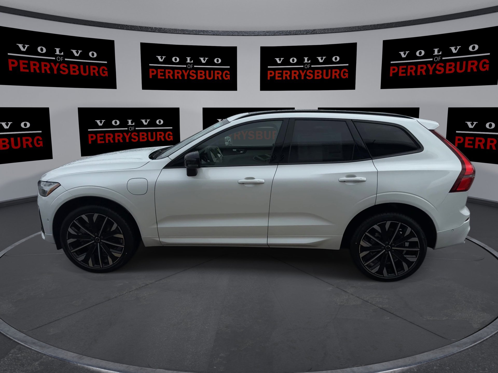 New 2026 Volvo XC60 T8 Ultra w/ Protection Package Premier image 5