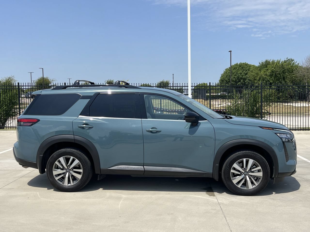 Certified 2026 Nissan Pathfinder SL FWD image 3