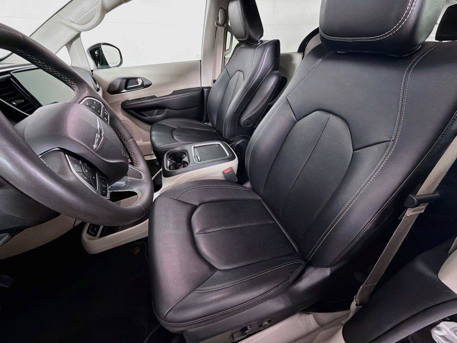 Used 2024 Chrysler Pacifica Touring-L FWD image 2