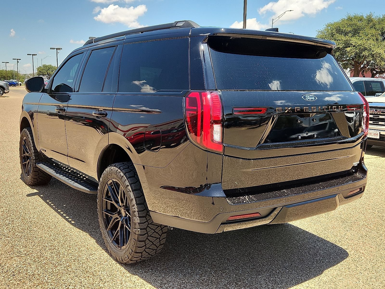 Used 2025 Ford Expedition Tremor AWD/4WD image 3