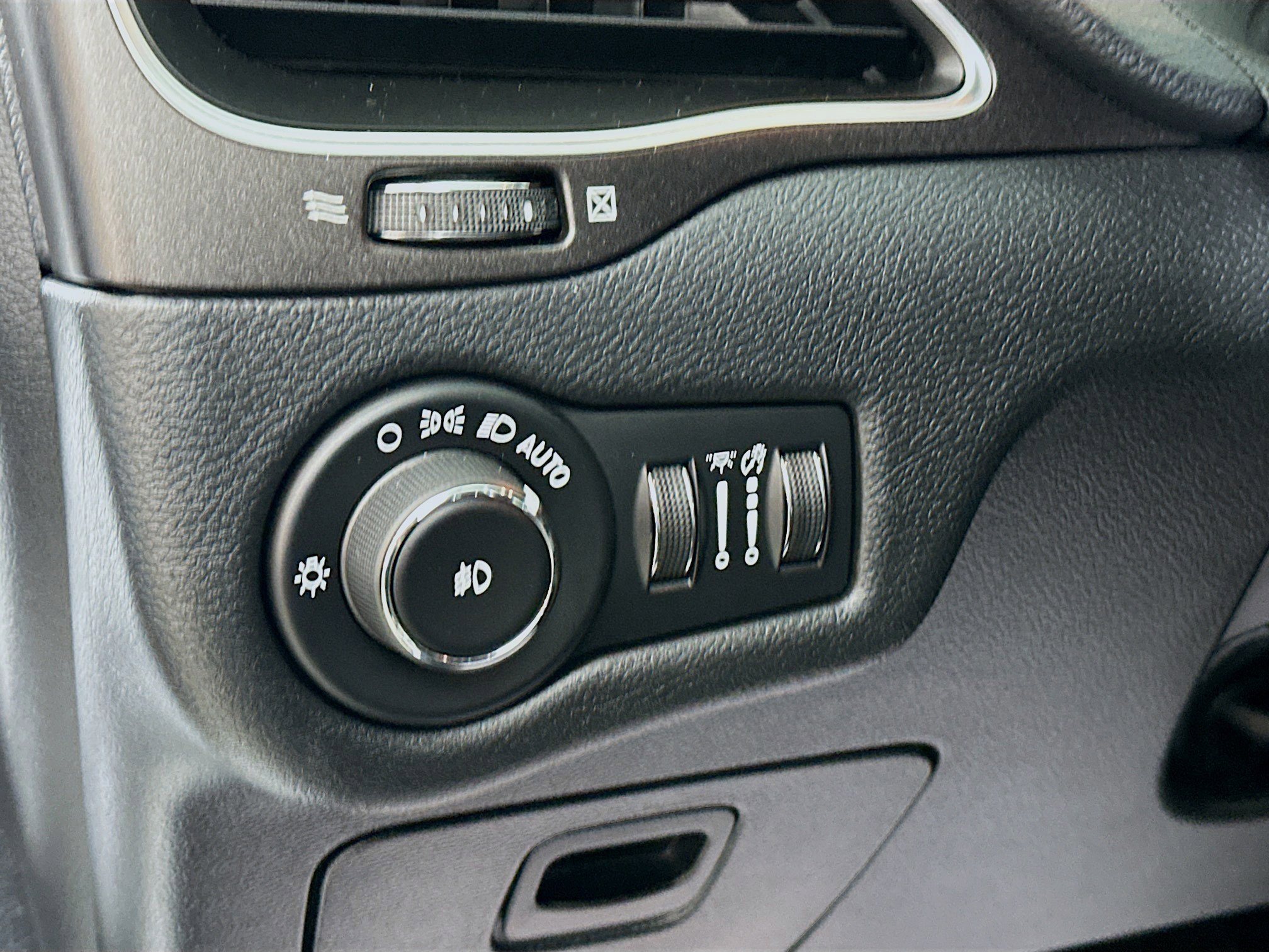 Used 2020 Jeep Cherokee Trailhawk w/ Technology Group AWD/4WD image 10