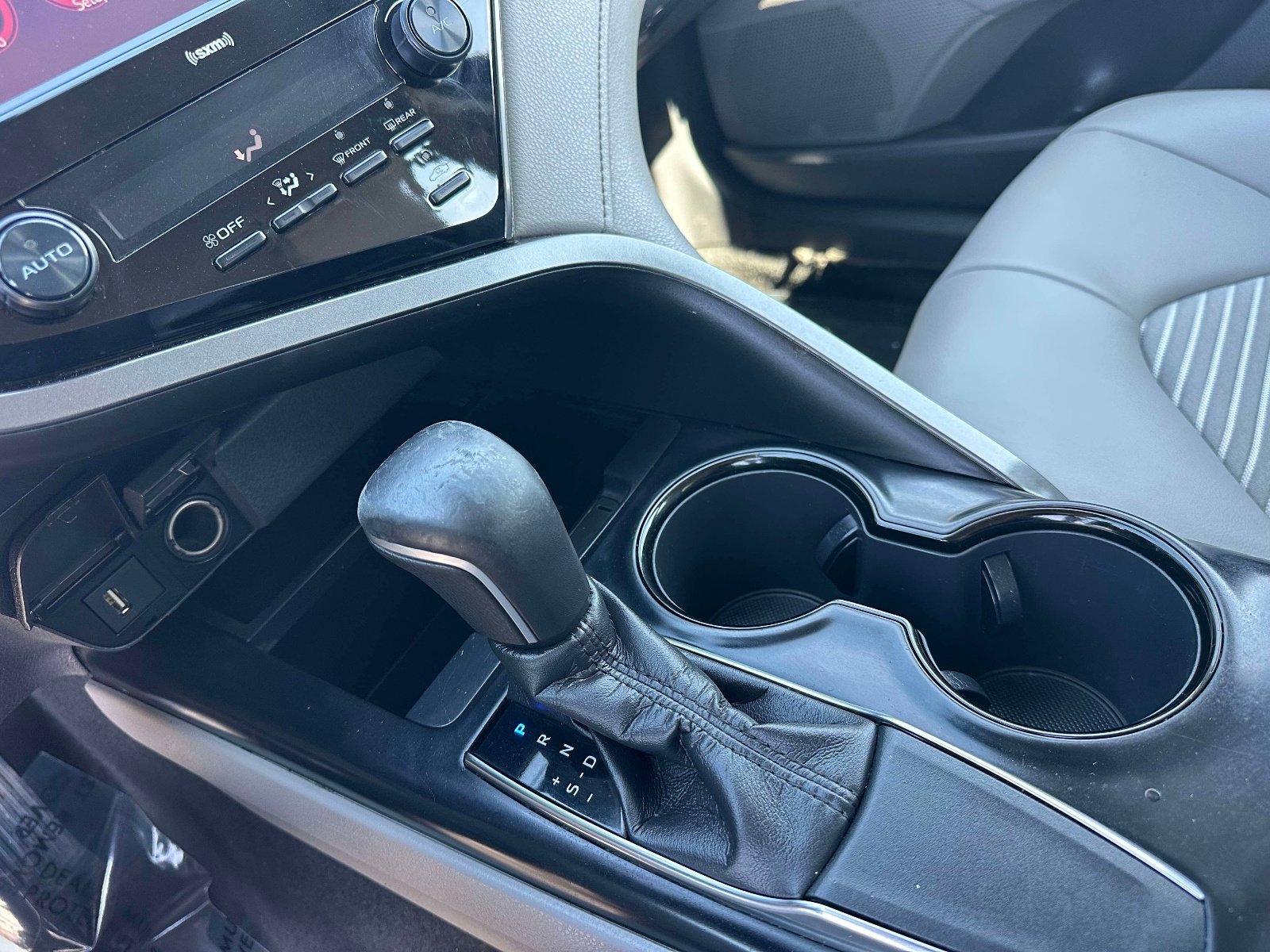 Used 2020 Toyota Camry SE image 12