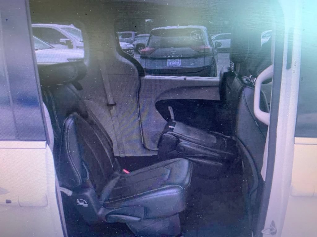 Used 2023 Chrysler Pacifica Touring-L FWD image 13