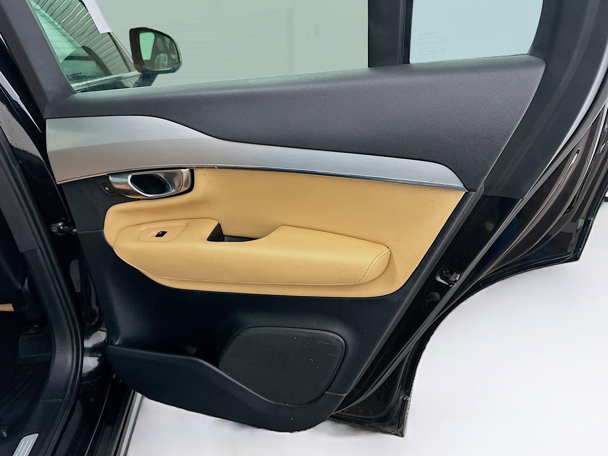 Used 2017 Volvo XC90 T6 Momentum w/ Vision Package image 34