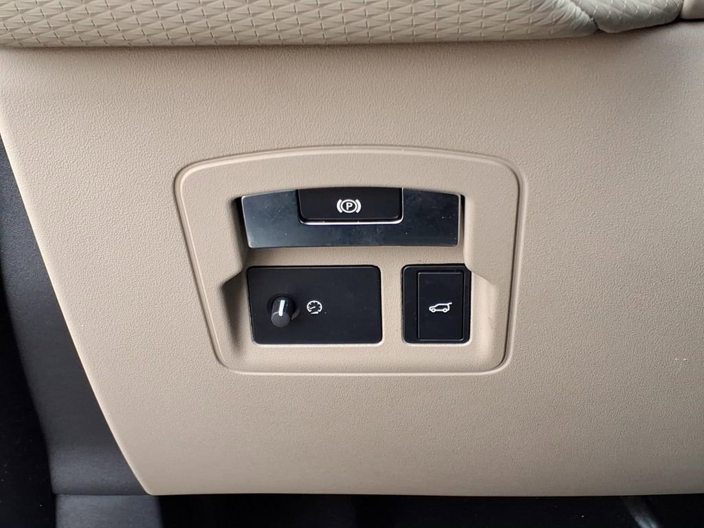 Used 2020 Land Rover Range Rover Velar S image 18