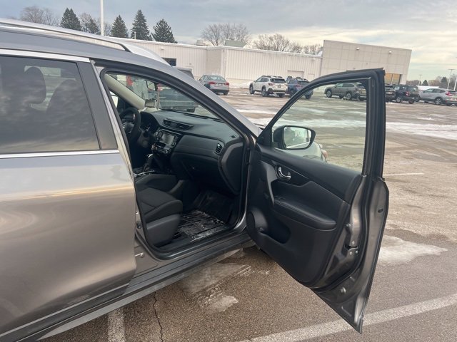 Used 2020 Nissan Rogue SV image 18