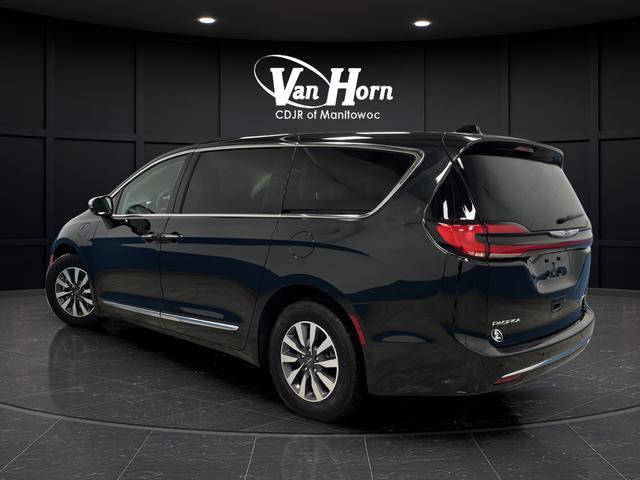 Used 2023 Chrysler Pacifica Limited image 3