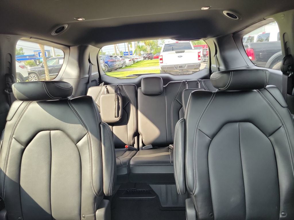 Used 2025 Chrysler Pacifica Select FWD image 16