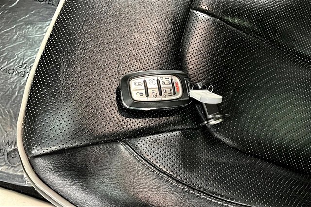 Used 2023 Chrysler Pacifica Limited image 32