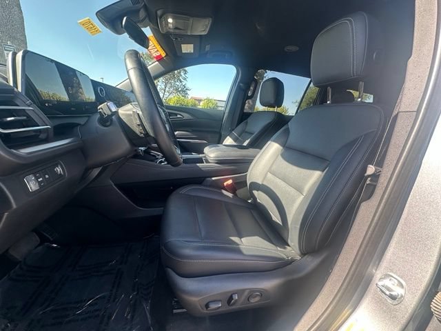 Used 2025 Chevrolet Traverse LT FWD image 3