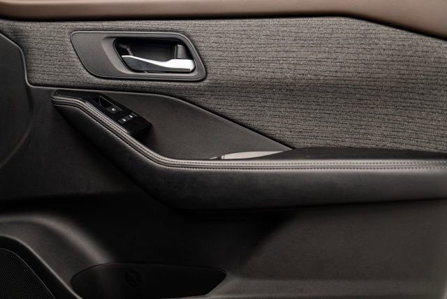 Used 2023 Nissan Rogue SV image 32