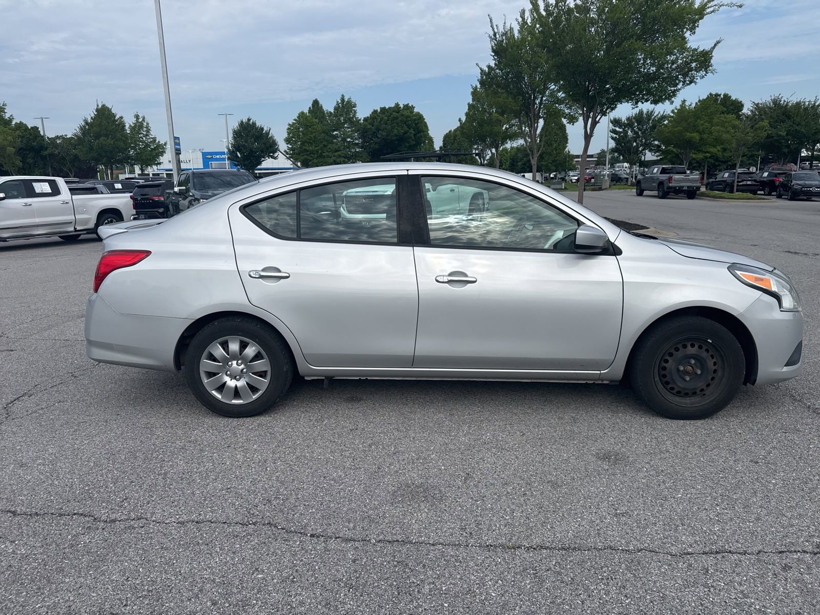 Used 2019 Nissan Versa SV FWD image 4
