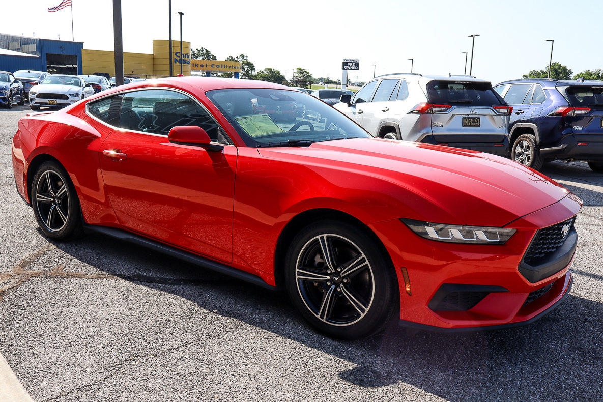 Used 2024 Ford Mustang Premium image 3